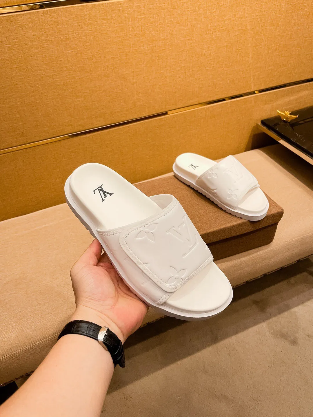 Men's men's shoes 💰 320💰 New model on the market 🔥[LV🔥 Louis Vuitton slippers] High-end 1:1 mold customization, original upgraded version of the outsole, lighter and non-slip. The market's top quality, fashionable and trendy, versatile and popular, simple yet tasteful, a must-have for fashionistas, exuding a fashionable and casual atmosphere, fashion is at your feet, full of confidence, the same style at the counter 👍The season of spring and summer slippers is here, super beautiful to wear, 38-44 2⃣️colors available🔥